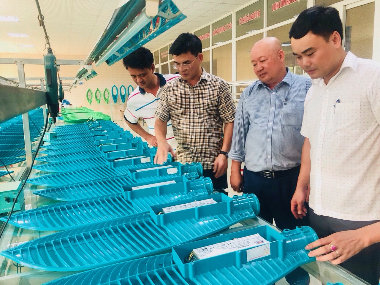 Chủ tịch UBND thành phố Nguyễn Mạnh Hà thăm Tập đoàn Công nghiệp Quang Trung tại Nhà máy thiết bị nâng hạ